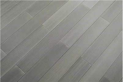 Šedé masivní dřevěné podlahy